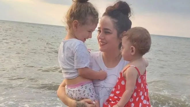 نازنین و فرزندانش