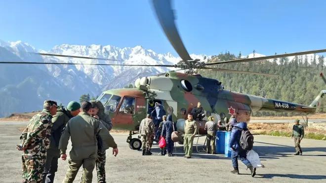 हुम्लामा सडक बन्द भएपछि नाम्खा गाउँपालिकाअन्तर्गत रहेका चार मतदान केन्द्रमा खटिने कर्मचारी, सुरक्षाकर्मी तथा निर्वाचन सामग्री हेलिकप्टरमार्फत् पठाइएको छ