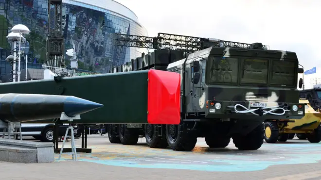 نمونه موشک تاکتیکی و راکت‌انداز بلاروسی «پولونز» در نمایشگاه نظامی سال ۲۰۱۹ در مینسک