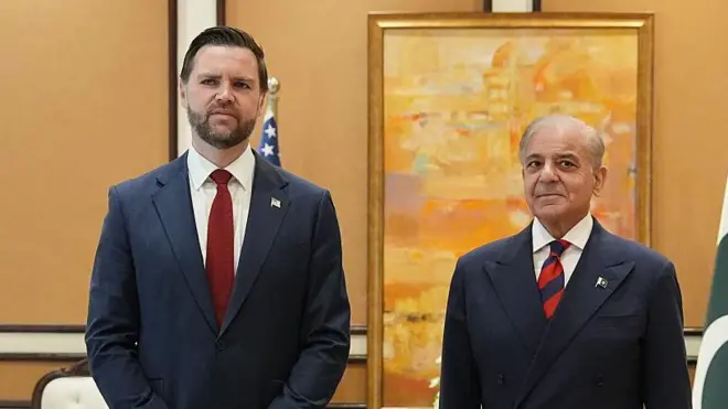 Wakil Presiden AS JD Vance bertemu dengan Perdana Menteri Pakistan Shehbaz Sharif selama pertemuan mereka pada 11 April 2026 di Islamabad, Pakistan.
