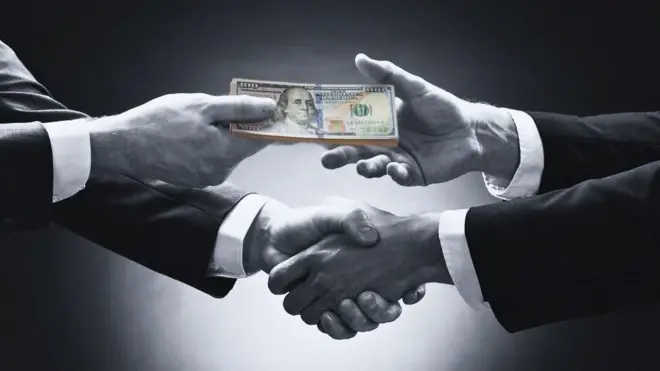 Namoota dolaara walitti kennaa jiran