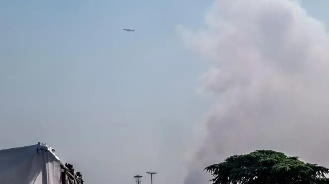 Un oiseau s'est envolé de l'aéroport de Mehrabad et un objet non identifié vole dans le ciel.