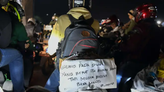 Sejumlah pemudik motor antre menunggu untuk menaiki kapal di Pelabuhan Ciwandan, Banten, Rabu (19/04)