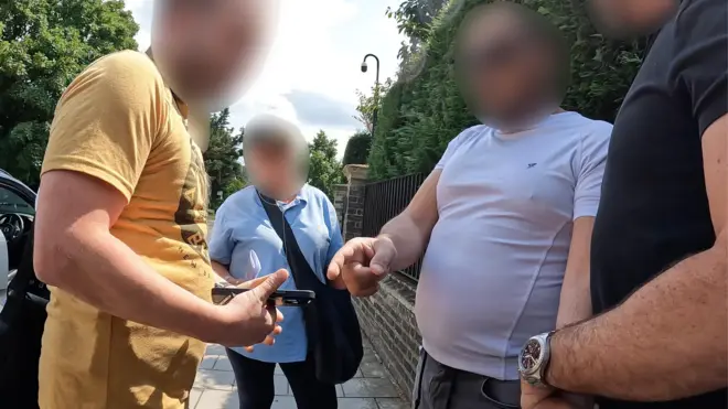 ضباط الوكالة الوطنية لمكافحة الجريمة في بريطانيا في أثناء القبض على الرجل المصري في شمالي لندن.