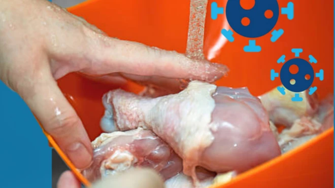 کچی مرغی میں ’کیمپائلوبیکٹر‘ اور ’سالمونیلا‘ نامی بیکٹیریا پائے جاتے ہیں جو فوڈ پوائزننگ کا سبب بنتے ہیں۔