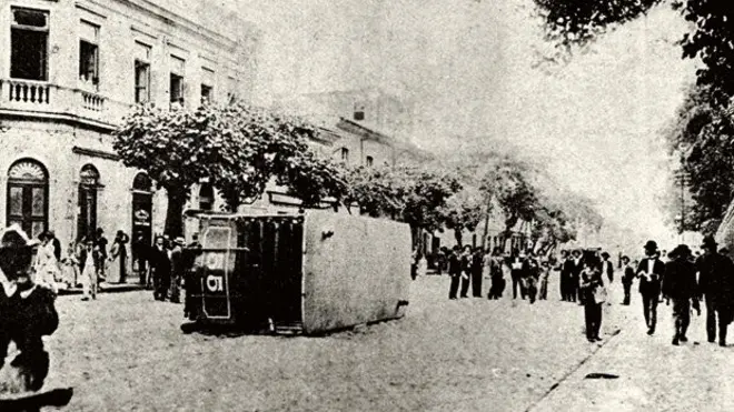 Bonde virado durante a Revolta da Vacina