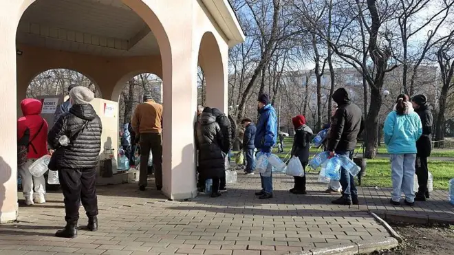 Черга з людей із пляшками