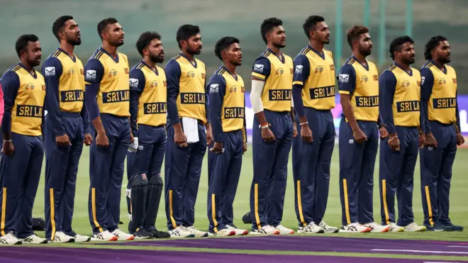 ශ්‍රී ලංකා ක්‍රිකට් කණ්ඩායම ජාතික ගීය වාදනය වෙද්දී සීරුවෙන් සිටගෙන සිටියි