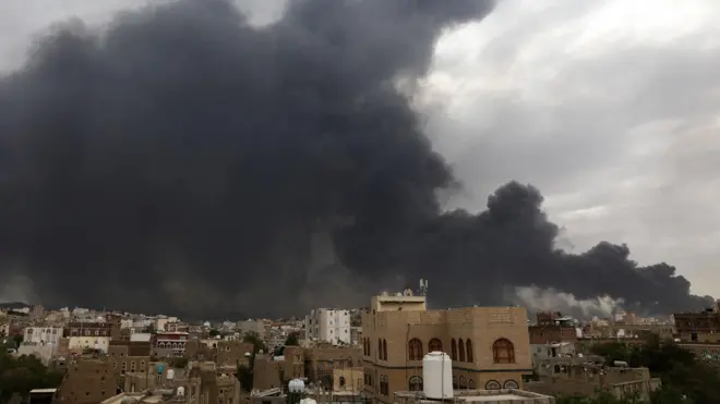 دخان متصاعد جراء قصف إسرائيلي على اليمن