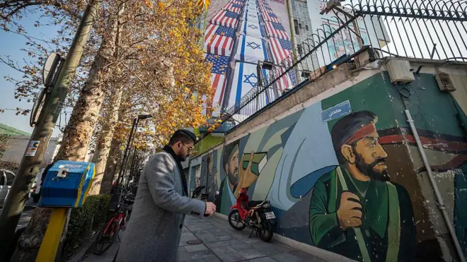 لوحة إعلانية مناهضة للولايات المتحدة وإسرائيل في طهران