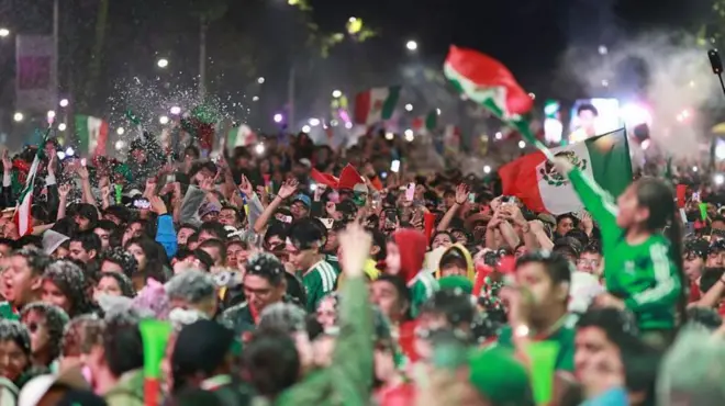 নকআউটে মেক্সিকোর জয় উদযাপনের ভিড়