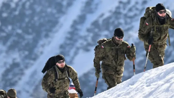 Польские солдаты в камуфляже на заснеженном склоне
