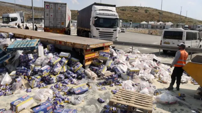 أكياس المساعدات الغذائية ملقاة على الأرض بعد هجوم إسرائيليين عليها