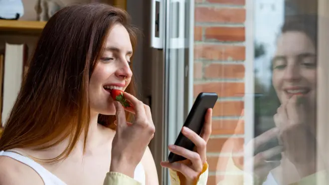 дівчина їсть полуницю