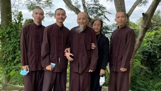 Ông Lê Tùng Vân cùng một số thành viên của Thiền Am Bên Bờ Vũ Trụ
