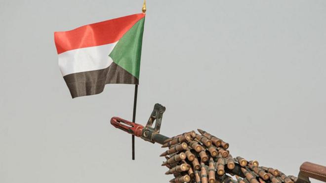 Hartum'dan bir ağır silah ve bayrak görüntüsü 
