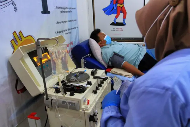 Pasien COVID-19 yang sembuh menyumbangkan plasma pemulihan di Palang Merah Indonesia di Yogyakarta