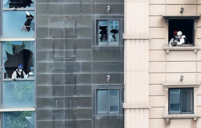 화재로 인해 창문이 깨지고 벽이 그을린 부천시 원미구의 숙박업소