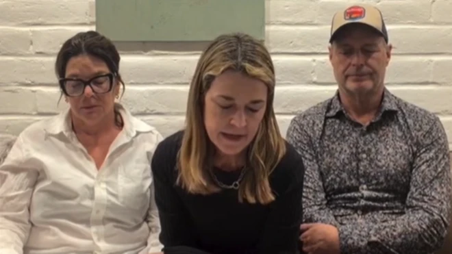 Savannah Guthrie vestida con un top negro junto a sus hermanos en un video. 