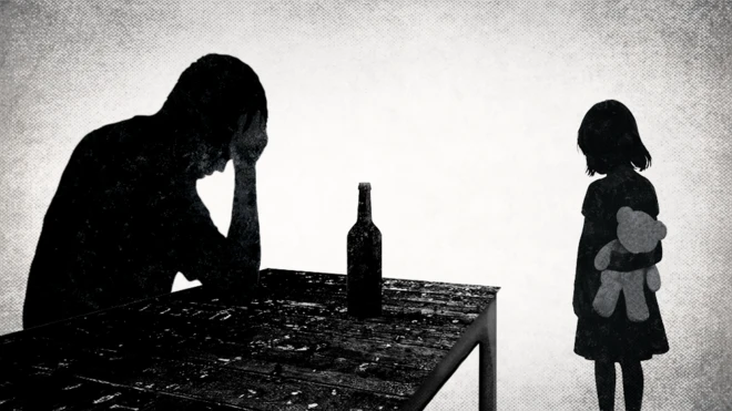 Ilustracija u sivim i crnim tonovima, silueta muškarca naslonjenog rukom na sto i pored njega je flaša, sa desne strane silueta devojčice okrenute leđima, ima igračku plišanog medveda iza leđa