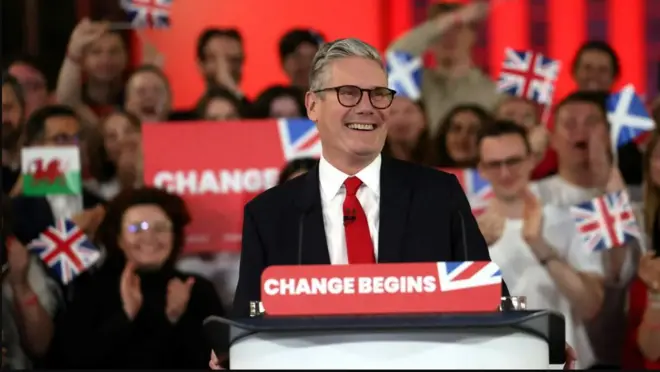 Sir Keir Starmer yaraye atsinze amatora yo mu Bwongereza, akaba arangije intwaro y'aba-Conservateur bari bamaze imyaka 14 bari ku butegetsi