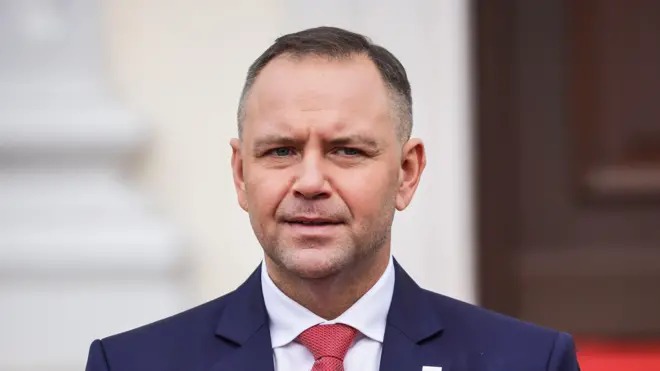 Prezydent Polski Karol Nawrocki stoi podczas hymnu narodowego w trakcie oficjalnego powitania przez prezydenta Niemiec Franka-Waltera Steinmeiera w Pałacu Bellevue w Berlinie, 16 września 2025 roku.
