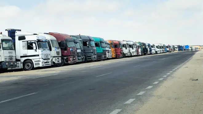 شاحنات محملة بالمساعدات الإنسانية الموجهة إلى غزة في الانتظار في العريش في شمال سيناء، في 19 مايو/أيار 2025