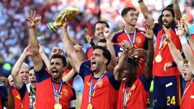 在東拉瑟福德的紐約/新澤西大球場舉行的FIFA世界盃總決賽結束後,西班牙的梅里諾(美連奴;前中)與隊友一同高舉世界盃獎盃,慶祝贏得冠軍(19/7/2026)