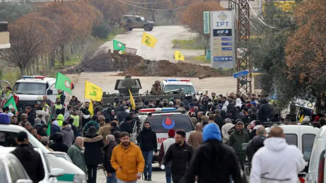 جیپ ارتش اسرائیل و چند آمبولانس در جنوب لبنان