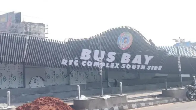 కూలిన బస్ బే