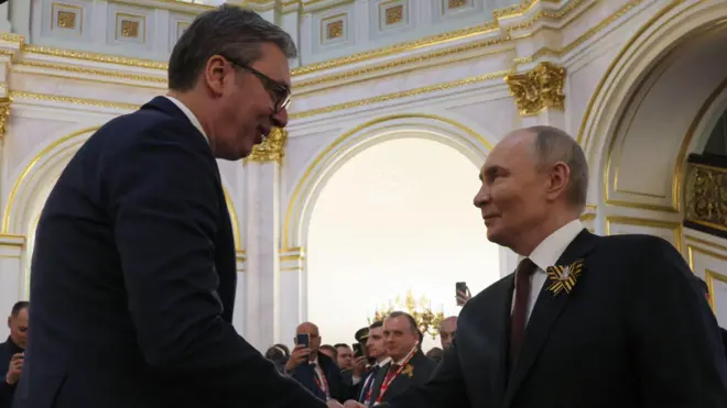 Вучић и Путин се рукују у Кремљу на пријему поводом параде 9. маја 2025.