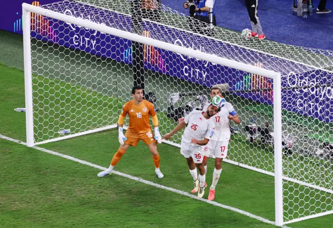 لاعب منتخب تونس أنيس بن سليمان وزميله في الخلف إلياس السخيري خلال محاولة فاشلة لإبعاد هدف لمنتخب اليابان خلال منافسات كأس العالم لكرة القدم 2026
