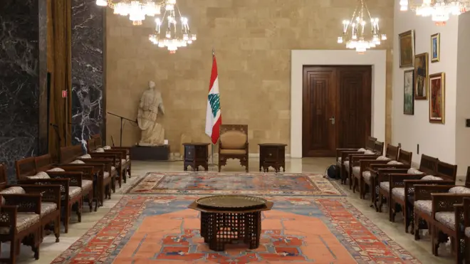 صورة لكرسي الرئيس اللبناني فارغاً