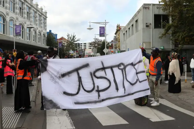 Booliska Victoria ayaa weli wada baaritaanno la xiriira dilka toogashada ay u geysteen ninkan Soomaaliga ah ee 35 jirka ah oo ay sheegeen inuu ku hubeysnaa torreey.