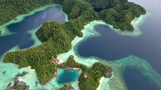 عدة جزر إندونيسية