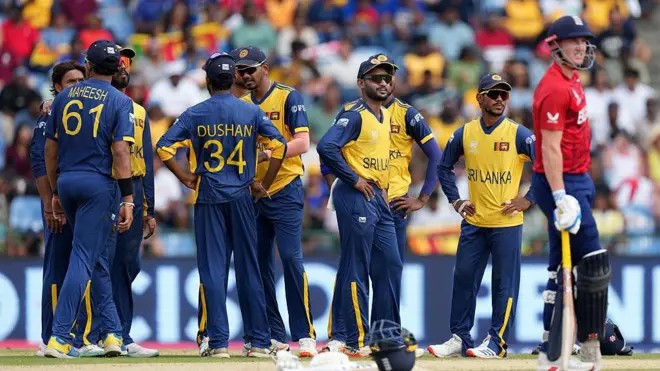 එංගලන්ත නායක හැරී බෲක් කඩුල්ල මුවා කිරීමේ වරදට දවා ගැනීමෙන් පසු තෙවන විනිසුරු ගේ තීරණය ලැබෙන තෙක් බලා ගෙන සිටින ශ්‍රී ලංකා කණ්ඩායමේ ක්‍රීඩකයින් 