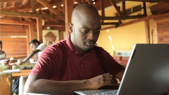 Mberincuti Andyman Wilson arimo gukoresha mudasobwa 