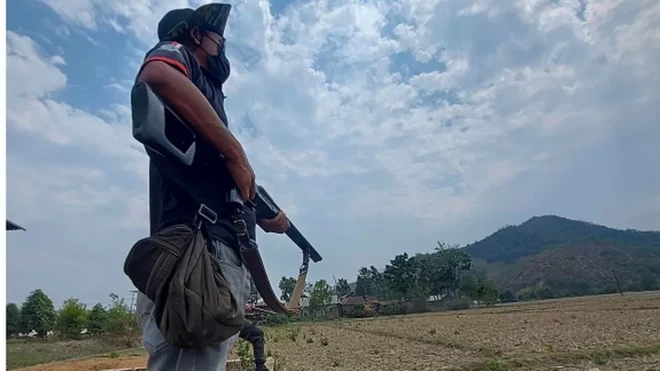 مردی مسلح که از روستا محافظت می‌کند