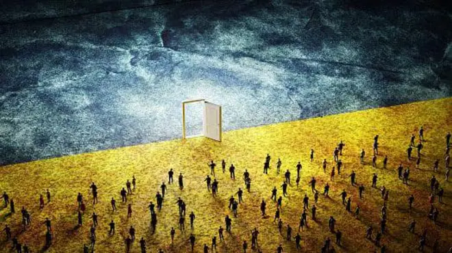 люди і відчинені двері на тлі українського прапора