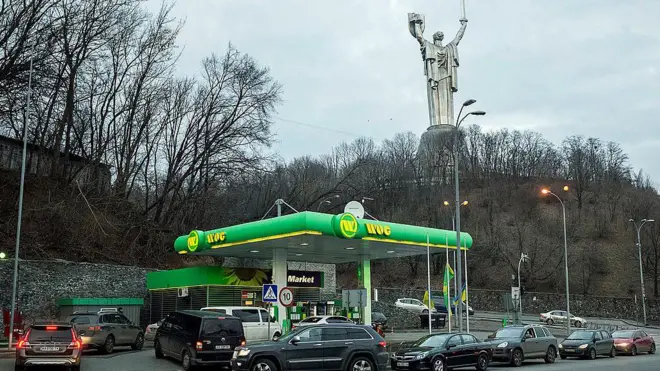 Заправка в Києві, яка розташована біля пам'ятника батьківщина-мати
