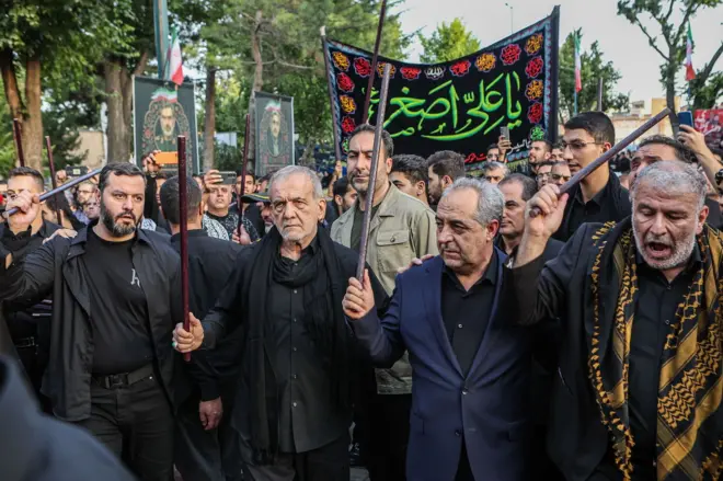 مسعود پزشکیان، شاه‌حسین گویان در مراسم تاسوعا
