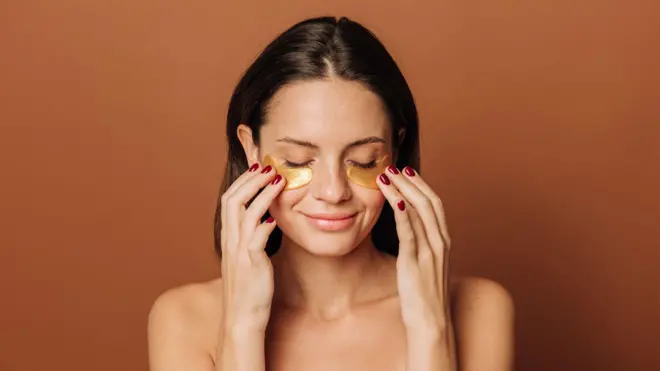 жена са маском испод очију 