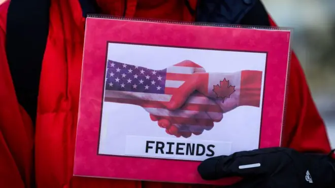Unos 40 habitantes de Vermont se reunieron en el centro de Montpelier, la capital del estado, para demostrar su apoyo a los vecinos canadienses (Foto de: John Lazenby/UCG/Universal Images Group vía Getty Images)