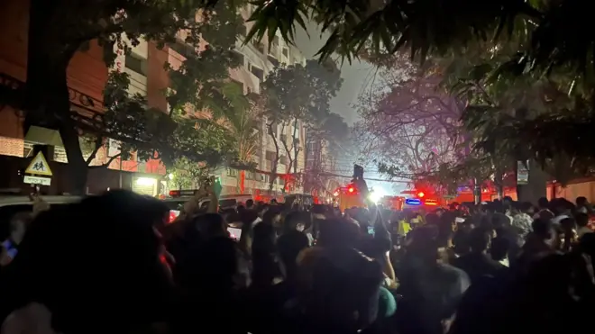 ঘটনাস্থলে উৎসুক জনতার ভিড়