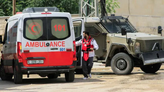 Израильская бронетехника у больницы в Дженине