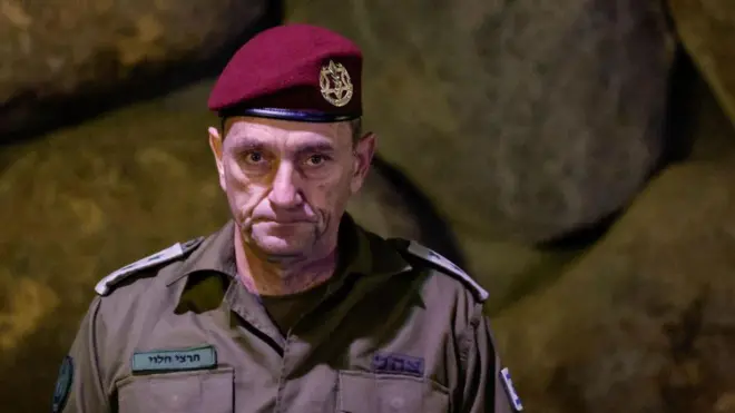 رئيس الأركان الإسرائيلي هيرتسي هاليفي يحضر مراسم وضع إكليل الزهور في إحياء ذكرى الهولوكوست لمقتل ستة ملايين يهودي في الحرب العالمية الثانية، في النصب التذكاري للهولوكوست ياد فاشيم في القدس في 6 مايو 2024.