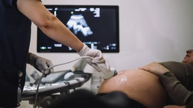 Una mujer en avanzado estado de embarazo se hace una ecografía.