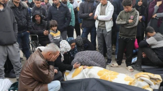 الجيش الإسرائيلي قال إن الدبابات أطلقت طلقات تحذيرية لكنها لم تطلق النيران على شاحنات تقديم المساعدات