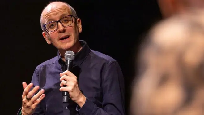 Jack Thorne en una rueda de prensa