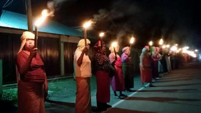 মনিপুরের নারীর মশাল হাতে প্রতিবাদে নেমেছেন